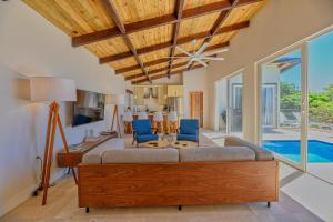 Bassein majutusasutuses Villa Topaz Above West Bay with 360 Degree Views! või selle lähedal
