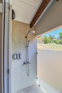 Vannituba majutusasutuses Villa Topaz Above West Bay with 360 Degree Views!