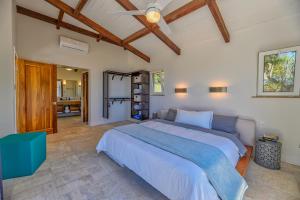 Voodi või voodid majutusasutuse Villa Topaz Above West Bay with 360 Degree Views! toas