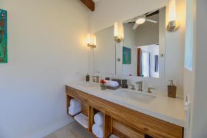 Vannituba majutusasutuses Villa Topaz Above West Bay with 360 Degree Views!