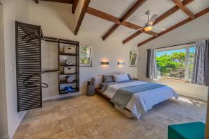 Voodi või voodid majutusasutuse Villa Topaz Above West Bay with 360 Degree Views! toas