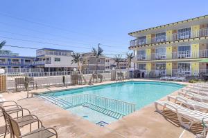 בריכת השחייה שנמצאת ב-Ala Kai Resort Motel או באזור