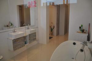 Et badeværelse på Villa Emita Trou aux Biches Beach Appartement