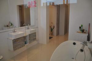 bagno con 2 lavandini e vasca di Villa Emita Trou aux Biches Beach Appartement a Trou aux Biches Altre 30 foto