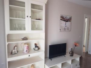 Televízia a/alebo spoločenská miestnosť v ubytovaní Céntrico ático junto al mar