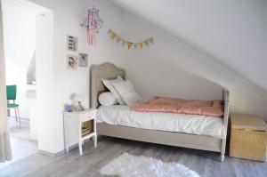 a bedroom with a bed and a small table at L'Atelier des dépendances in Lipsheim