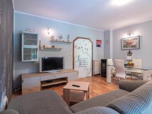 a living room with a couch and a tv at Apartman Arijana 3 in Medulin