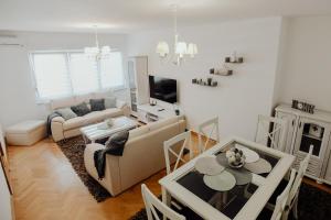 a living room with a couch and a table at Apartman M5 in Đakovo