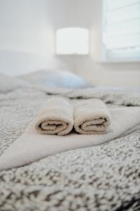 Ένα ή περισσότερα κρεβάτια σε δωμάτιο στο Apartman M5