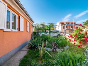 a garden in the side of a building with flowers at Apartman Arijana 3 in Medulin