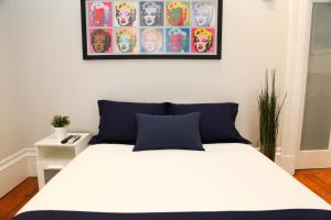 um quarto com uma cama e uma fotografia na parede em Charming & Stylish Studio on Beacon Hill #8 em Boston