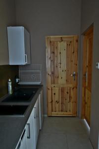 eine Küche mit einer Holztür und einer Arbeitsplatte in der Unterkunft Domki na Rozanej in Rowy
