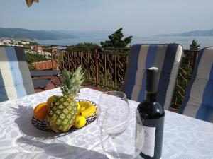 stół z ananasem i butelką wina w obiekcie INES w Novim Vinodolskim