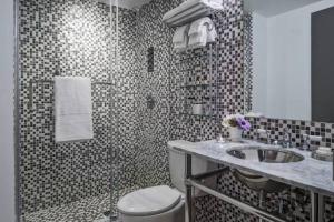 Vannituba majutusasutuses Hotel Hugo
