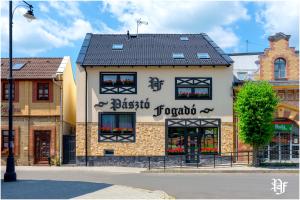 a building with the name of a flower shop at Pásztó Fogadó in Pásztó