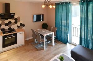 Televízia a/alebo spoločenská miestnosť v ubytovaní Apartament RELAKS w spokojnej okolicy - SUN&SPORT