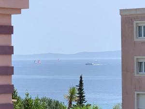 een uitzicht op de oceaan vanuit een gebouw bij Apartment Relax whit big terrace 170m2 Near the Beach in Split