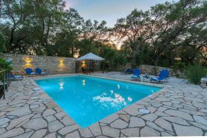 Bazén v ubytovaní Olive Grove House Paxos Loggos alebo v jeho blízkosti