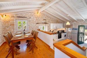 Kuchyňa alebo kuchynka v ubytovaní Olive Grove House Paxos Loggos