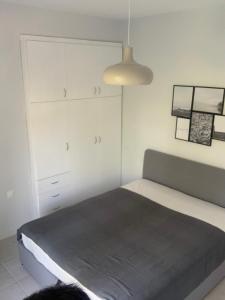 Postel nebo postele na pokoji v ubytování Gerakini apartment