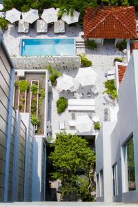 una vista aérea de un edificio con piscina en Casa Habita, a Member of Design Hotels, en Guadalajara