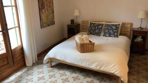 um quarto com uma cama com um cesto em Well equipped village house close to historic centre - Pézenas em Pézenas