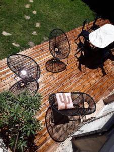 une terrasse en bois avec des chaises et des tables. dans l'établissement Gite le Pot de Vin, à Lancié