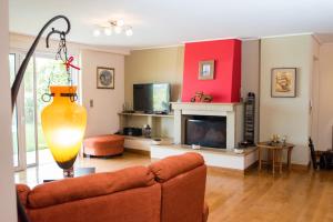 A television and/or entertainment centre at Villa Olympia VIP