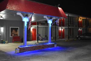 Thurman's Lodge في يوريكا سبرينغز: شرفة مع أضواء زرقاء أمام المبنى
