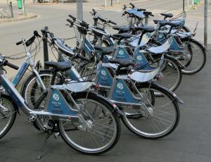 a bunch of bikes parked next to each other at Modernes, sonniges Appartement im Herzen von Düsseldorf in Düsseldorf