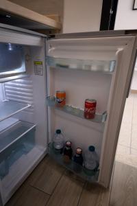 een open koelkast met flessen water en frisdrank bij La piazzetta in Brindisi