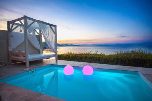 basen z altaną i huśtawką w obiekcie Palms and Spas Villas Retreat w mieście Mesongi