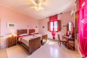 um quarto com uma cama, uma secretária e uma mesa em Agriturismo Isola Dei Calanchi - Guest House em Atri
