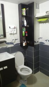 łazienka z toaletą i umywalką w obiekcie LES CHRIFIs ETAPE AÉROPORT NAVETTE AÉROPORT GRATUITE w Fezie