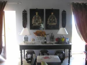 um quarto com uma mesa com cadeiras e quadros na parede em Casa da Torre luxury villa in Braga em Braga