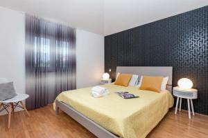 um quarto com uma cama com duas toalhas em Seafront apartment Gaby em Medulin