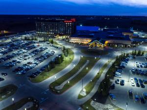 eine Luftansicht eines Parkplatzes in der Nacht in der Unterkunft River Cree Resort & Casino in Edmonton