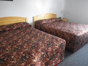 two beds in a hotel room at Alcan Motor Inn in Haines Junction