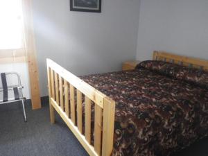 מיטה או מיטות בחדר ב-Alcan Motor Inn
