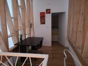 um quarto com paredes de madeira e uma mesa preta em Maison 2 chambres, cosy, proche Métro em Toulouse
