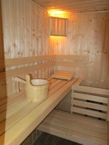 a wooden sauna with a bucket in the middle at Szarlotka in Szczawnica