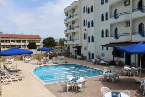 Der Swimmingpool an oder in der Nähe von Eroglu City Hotel
