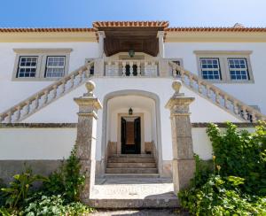 einen Eingang zu einem weißen Haus mit einer Treppe in der Unterkunft Quinta da Foz in Foz do Arelho
