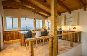 Kuchyň nebo kuchyňský kout v ubytování Villa Topaz Above West Bay with 360 Degree Views! 4 Bedroom Option