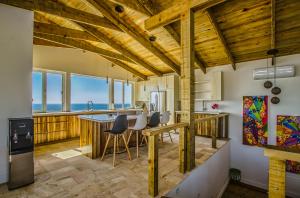 Foto da galeria de Villa Topaz Above West Bay with 360 Degree Views! 4 Bedroom Option em West Bay