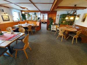 ein Esszimmer mit Tischen und Stühlen in einem Restaurant in der Unterkunft Gasthaus zum Hirschen in Furtwangen