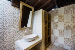 a bathroom with a sink and a mirror at Agung Lembongan Bungalow in Nusa Lembongan