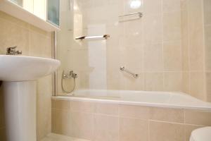 A bathroom at Casa al Mar