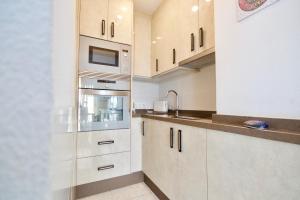 A kitchen or kitchenette at Casa al Mar