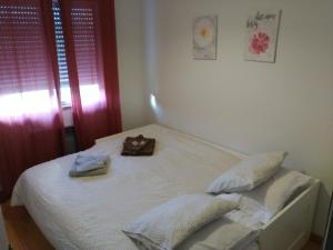 Una cama en un dormitorio con dos toallas. en Casa Viela en Viseu